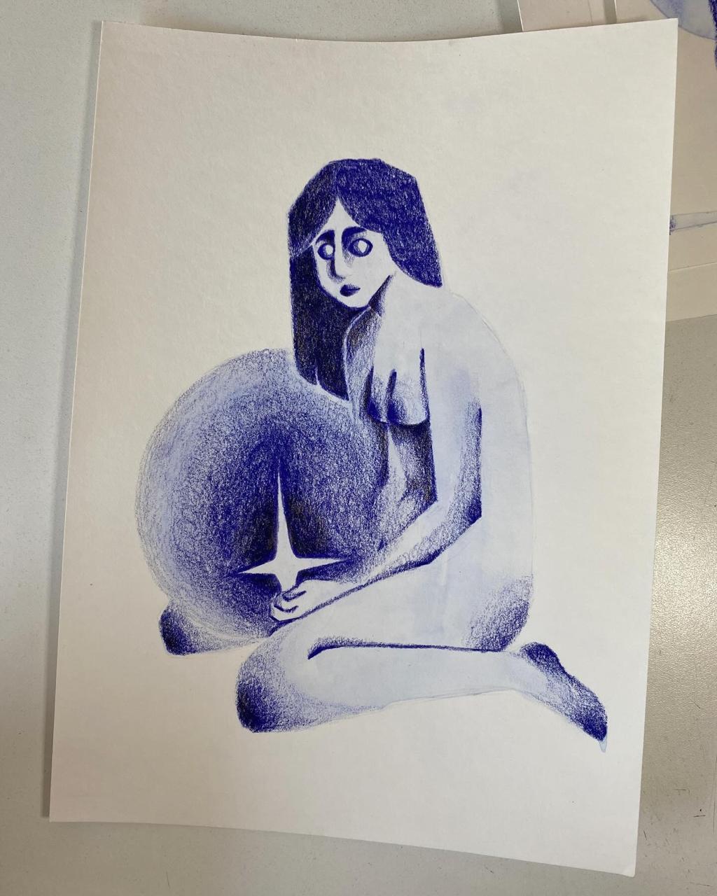 Ilustración azul de una mujer sosteniendo una esfera